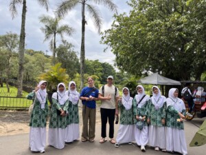 English Camp Kelas X E-4 Bilingual SMA Islam Al Azhar 7 di Desa Wisata Bahasa Borobudur Magelang