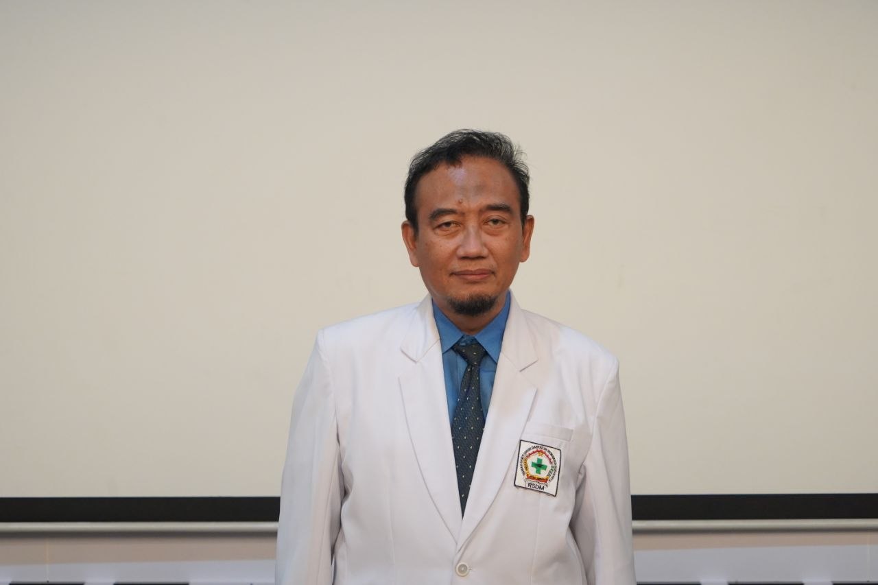 Prof. Dr. dr. Reviono, Sp.P(K) (Dekan Fakultas Kedokteran UNS)